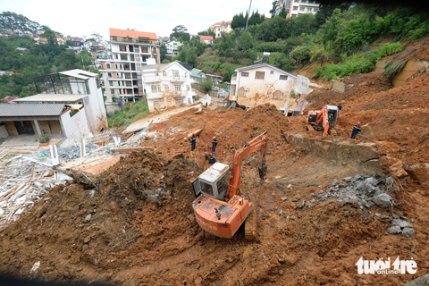 Vụ sạt lở đất Đà Lạt: Triệu tập chủ đất và đơn vị thi công - Ảnh 2. Hiện trường tan hoang sau khi taluy chắn đất rơi xuống - Ảnh: M.V