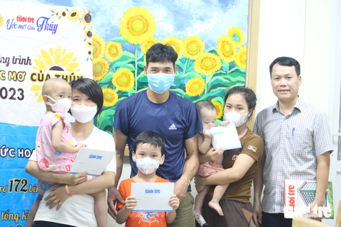 Đại diện báo Tuổi Trẻ trao quà cho các bệnh nhi ung thư đang điều trị tại Bệnh viện Nhi trung ương - Ảnh: DƯƠNG LIỄU Đại diện báo Tuổi Trẻ trao quà cho các bệnh nhi ung thư đang điều trị tại Bệnh viện Nhi trung ương - Ảnh: DƯƠNG LIỄU