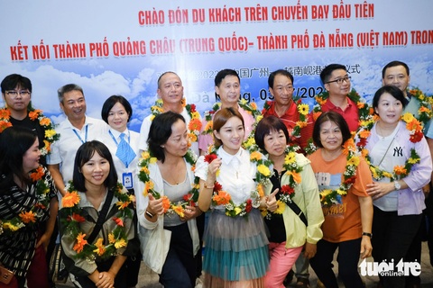 Đến Đà Nẵng mùa du lịch hè, khách đi chơi đâu? - Ảnh 3. Du khách Quảng Châu, Trung Quốc đã trở lại Đà Nẵng bằng đường bay thẳng từ ngày 3-7 - Ảnh: TẤN LỰC