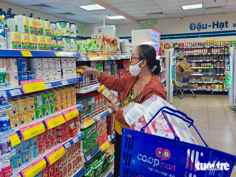 Doanh nghiệp đua khuyến mãi, sức mua tăng nhanh - Ảnh 2. Siêu thị cũng có nhiều khuyến mãi hấp dẫn từ nay tới tháng 9 - Ảnh: NHẬT XUÂN