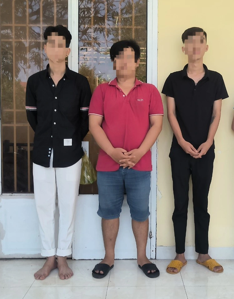 Biên phòng Long An bắt giữ 7 người mua bán cô gái nợ tiền quán massage rồi đưa qua Campuchia - Ảnh 1. Hoàng, Đạt, Trứ tại đồn biên phòng - Ảnh: P.T.T.