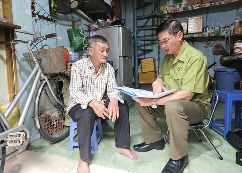 Ông Cường (trái) và người đại diện trao đổi về vụ kiện - Ảnh: ĐAN THUẦN Ông Cường (trái) và người đại diện trao đổi về vụ kiện - Ảnh: ĐAN THUẦN