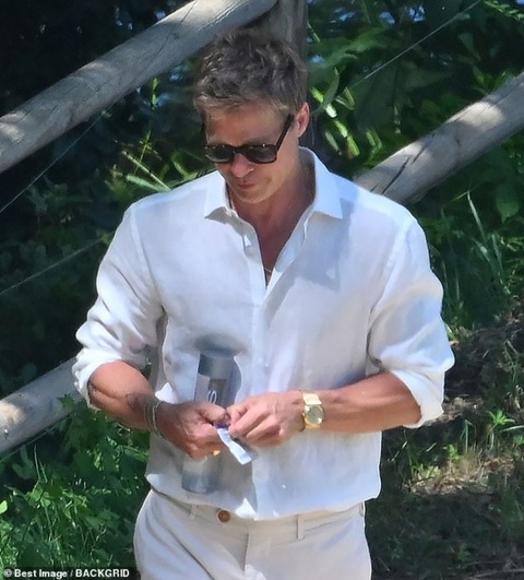 Brad Pitt trẻ trung khó tin ở tuổi 59 - Ảnh 2. Chồng cũ Angelina Jolie diện nguyên set đồ trắng lịch lãm