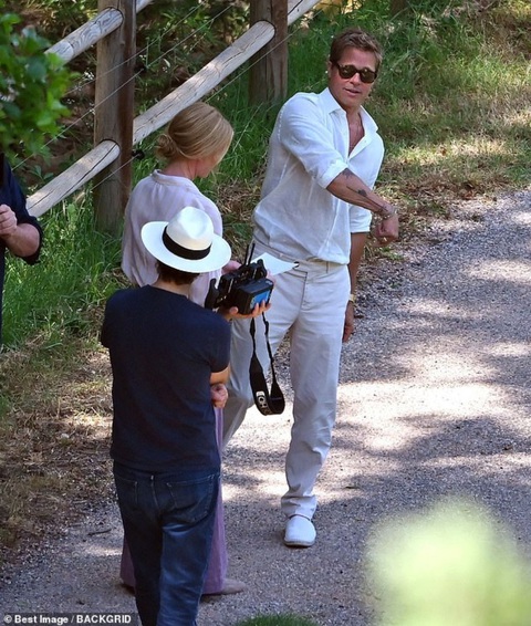 Brad Pitt trẻ trung khó tin ở tuổi 59 - Ảnh 6. Nam tài tử khá năng động và tươi tắn trong suốt buổi làm việc
