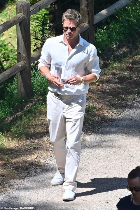 Brad Pitt trẻ trung khó tin ở tuổi 59 - Ảnh 1. Brad Pitt trẻ trung khó tin ở tuổi 59 - Ảnh 1.