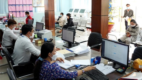 Qua 3 năm, mô hình chính quyền đô thị TP.HCM còn nhiều rối ren do “luật chồng luật” - Ảnh 1. Số lượng công chức tại TP phân bổ chưa phù hợp với vị trí việc làm, khối lượng công việc, quy mô dân số và đặc điểm an ninh, chính trị - Ảnh: HỮU HẠNH