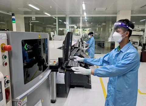 Doanh nghiệp đang khốn khổ do bị mấy cú đạp, cú đấm liên hồi - Ảnh 1. Doanh nghiệp Việt Nam đang gặp khó khăn nhất do dịch COVID-19 bùng phát và nhu cầu tiêu dùng suy giảm - Ảnh: N.HIỂN