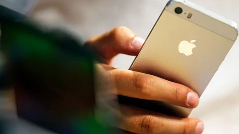 Ảnh: REUTERS Theo Bộ trưởng Giáo dục Hà Lan Robbert Dijkgraaf: "Điện thoại di động gắn liền với cuộc sống của chúng ta, nhưng chúng không thuộc về lớp học" - Ảnh: REUTERS