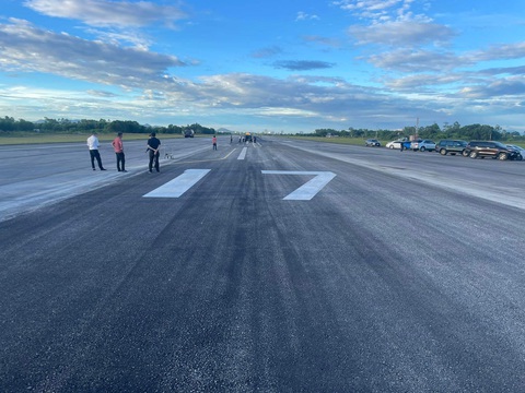 Sân bay Vinh khai thác trở lại từ 7h sáng 4-7 - Ảnh 1. Đầu đường băng 17 sân bay Vinh đã sửa chữa xong vị trí bê tông nhựa bong tróc, đưa vào khai thác từ 7h sáng 4-7 - Ảnh: ACV
