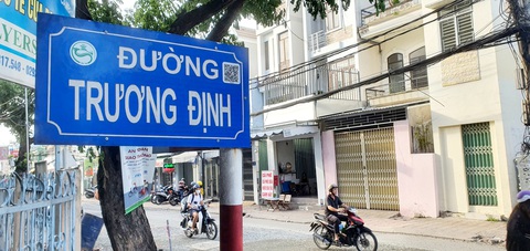 Nhiều ý kiến cho rằng tên đường ở TP Cần Thơ rất ít tên địa danh dân gian, các mỹ từ, cần có sự bổ sung vào ngân hàng tên đường trong thời gian tới. Trong ảnh: Tên một tuyến đường ở trung tâm quận Ninh Kiều, TP Cần Thơ - Ảnh: CHÍ QUỐC Tên một tuyến đường ở trung tâm quận Ninh Kiều, TP Cần Thơ - Ảnh: CHÍ QUỐC