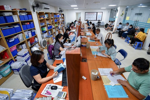 Người lao động làm thủ tục liên quan đến bảo hiểm xã hội tại Bảo hiểm xã hội Ba Đình, Hà Nội - Ảnh: NAM TRẦN Người lao động làm thủ tục liên quan đến bảo hiểm xã hội tại Bảo hiểm xã hội Ba Đình, Hà Nội - Ảnh: NAM TRẦN