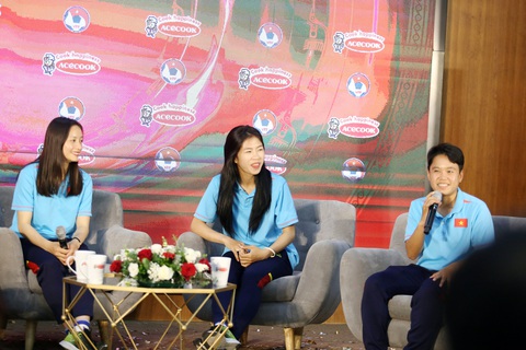 Các tuyển thủ Hoàng Thị Loan, Thanh Nhã, Ngân Thị Vạn Sự trong buổi giao lưu tại lễ xuất quân - Ảnh: ĐỨC KHUÊ Các tuyển thủ Hoàng Thị Loan, Thanh Nhã, Ngân Thị Vạn Sự trong buổi giao lưu tại lễ xuất quân - Ảnh: ĐỨC KHUÊ
