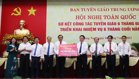 Tuyên giáo phải là cơ quan dự báo tình hình cho thật tốt - Ảnh 3. Ban Tuyên giáo Trung ương trao tặng 300 triệu đồng cho các hộ gia đình chính sách tỉnh Quảng Nam - Ảnh: LÊ TRUNG