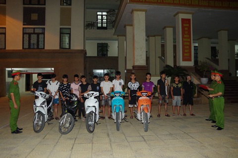 Khởi tố nhóm thanh thiếu niên đi tìm đối thủ để đánh nhau - Ảnh 2. Ngăn chặn kịp thời nhóm thanh thiếu niên tụ tập, điều khiển xe tốc độ cao, lạng lách, đánh võng - Ảnh: TRUNG DŨNG