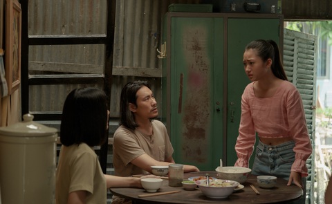 Nhân vật của Kiều Minh Tuấn, Vân Trang và Mai Cát Vi là một gia đình nghèo sống ở khu ổ chuột - Ảnh: ĐPCC Nhân vật của Kiều Minh Tuấn, Vân Trang và Mai Cát Vi là một gia đình nghèo sống ở khu ổ chuột - Ảnh: ĐPCC