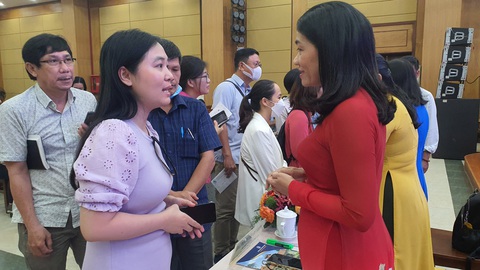 Trường chuyên Lê Hồng Phong giảng dạy theo học chế tín chỉ - Ảnh 1. Sau buổi họp, ban giám hiệu Trường THPT chuyên Lê Hồng Phong đã tư vấn cho từng phụ huynh trong việc chọn môn học ở lớp 10 - Ảnh: VŨ HOÀNG