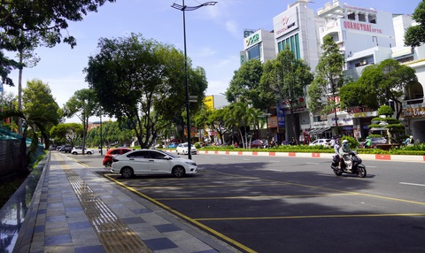 Thu phí đậu xe tại Vũng Tàu: Bước đầu thuận lợi nhưng ít xe dần - Ảnh 3. Lòng đường Lê Hồng Phong nơi có thu phí đậu xe cũng ít xe so với trước khi chưa thu - Ảnh: Đ.H.