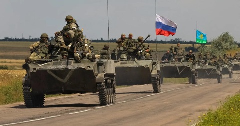 Một đoàn xe tăng Nga đang di chuyển ở vùng Zaporizhzhia hồi tháng 7-2022 - Ảnh: REUTERS Một đoàn xe tăng Nga đang di chuyển ở vùng Zaporizhzhia hồi tháng 7-2022 - Ảnh: REUTERS