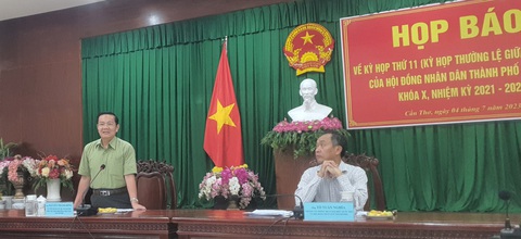 Sẽ không cho câu hỏi trước tại phiên chất vấn HĐND TP Cần Thơ - Ảnh 1. Ông Nguyễn Thành Đông thông tin những điểm đổi mới của kỳ họp thường kỳ giữa năm 2023 của HĐND TP Cần Thơ - Ảnh: CHÍ QUỐC