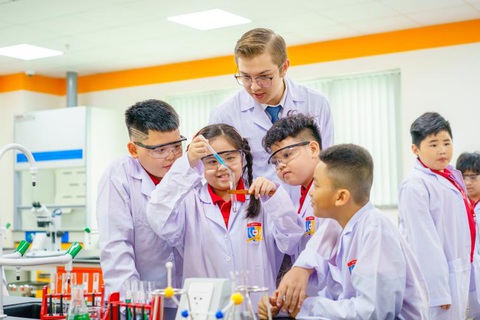 75 triệu/năm học trường quốc tế: Cân bằng bài toán học phí - Ảnh 1. 75 triệu/năm học trường quốc tế: Cân bằng bài toán học phí - Ảnh 1.