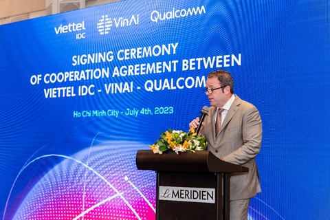 Viettel IDC hợp tác cùng VinAI và Qualcomm đẩy mạnh ứng dụng các giải pháp AI tại Việt Nam - Ảnh 4. Ông Jim Cathey - giám đốc thương mại toàn cầu Tập đoàn Qualcomm - phát biểu tại sự kiện