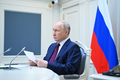 Tổ chức của Nga và Trung Quốc sắp kết nạp Iran và cân nhắc Belarus - Ảnh 1. Tổng thống Nga Vladimir Putin tham dự cuộc họp lãnh đạo các nước Tổ chức Hợp tác Thượng Hải (SCO), diễn ra theo hình thức trực tuyến ngày 4-7 - Ảnh: REUTERS