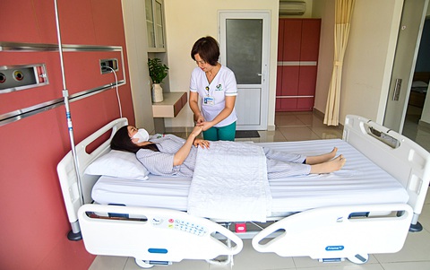 Chị Ngọc Quỳnh - điều dưỡng trưởng khoa quốc tế (Bệnh viện Quân y 175) - trực tiếp tư vấn và hỗ trợ dịch vụ cho bệnh nhân (ảnh chụp sáng 3-7) - Ảnh: QUANG ĐỊNH Chị Ngọc Quỳnh - điều dưỡng trưởng khoa quốc tế (Bệnh viện Quân y 175) - trực tiếp tư vấn và hỗ trợ dịch vụ cho bệnh nhân (ảnh chụp sáng 3-7) - Ảnh: QUANG ĐỊNH