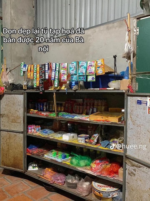 Quầy tạp hóa chứa cả 'bầu trời tuổi thơ' của bà nội - Ảnh 1. Quầy tạp hóa nho nhỏ của bà nội "chủ thớt" đậm chất những năm... một chín hồi đó.