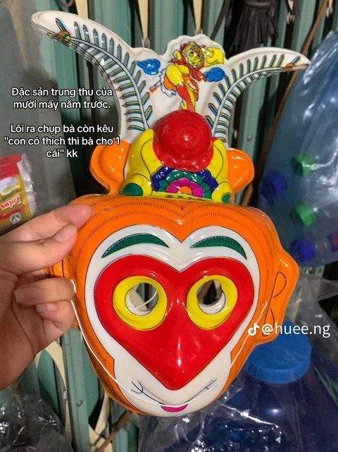 Quầy tạp hóa chứa cả 'bầu trời tuổi thơ' của bà nội - Ảnh 6. "Cái mặt nạ này hôi mùi nhựa phết. Tôi từng phải đục hai cái lỗ ở phần mũi để dễ thở nữa", một cư dân mạng nhớ lại.