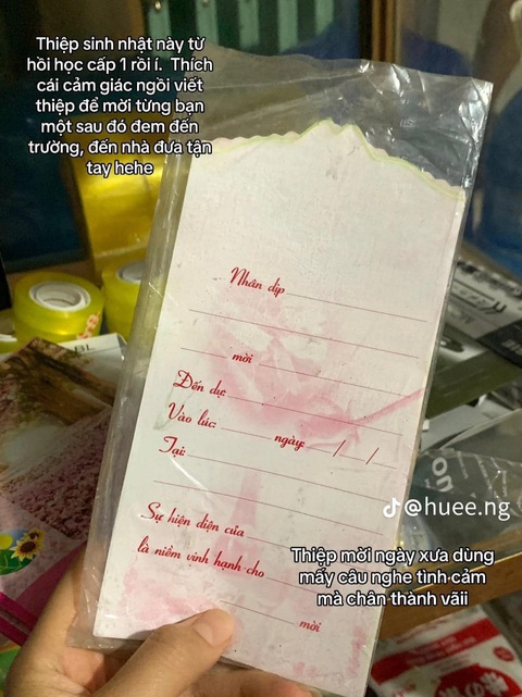 Quầy tạp hóa chứa cả 'bầu trời tuổi thơ' của bà nội - Ảnh 2. Ai từng viết những tờ thiệp mời sinh nhật này giờ chắc cũng hai con. Còn nếu chưa có con hoặc chưa lập gia đình thì cũng... không vấn đề gì nhé!