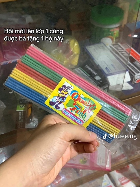 Quầy tạp hóa chứa cả 'bầu trời tuổi thơ' của bà nội - Ảnh 3. Một người bình luận: "May là có bức hình, không là mình tưởng que tính kiểu này 'tuyệt chủng' rồi chứ!".