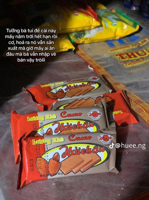 Quầy tạp hóa chứa cả 'bầu trời tuổi thơ' của bà nội - Ảnh 7. "Lương khô này ngon nha", một người nhận định.