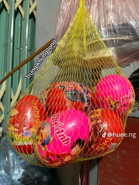 Quầy tạp hóa chứa cả 'bầu trời tuổi thơ' của bà nội - Ảnh 4. Vài ba món đồ chơi trẻ con gợi nhớ ký ức.