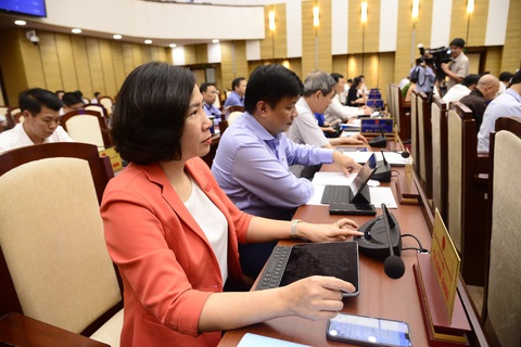Hà Nội có 52 tên đường phố mới, chưa lấy 6 đảo ở Trường Sa để đặt tên - Ảnh 1. Các đại biểu HĐND TP Hà Nội bấm nút biểu quyết thông qua tên đường, phố tại thủ đô năm 2023 - Ảnh: HĐND TP