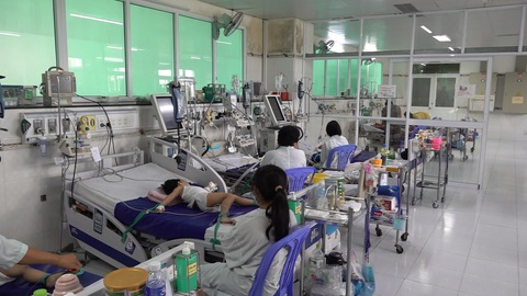 Đã tìm được nguồn cung cấp thuốc điều trị bệnh tay chân miệng - Ảnh 1. Bệnh nhi tay chân miệng nặng điều trị tại khoa hồi sức tích cực, Bệnh viện Nhi đồng Cần Thơ - Ảnh: T. LŨY