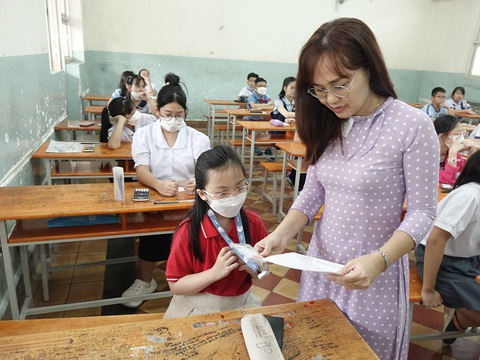 Thi vào lớp 6 ở TP.HCM: Thí sinh hớn hở vì đề văn "mở" hết cỡ - Ảnh 1. Gần 6.000 thí sinh dự tuyển vào lớp 6 ở 2 trường THCS nổi tiếng TP.HCM - Ảnh: NHƯ HÙNG