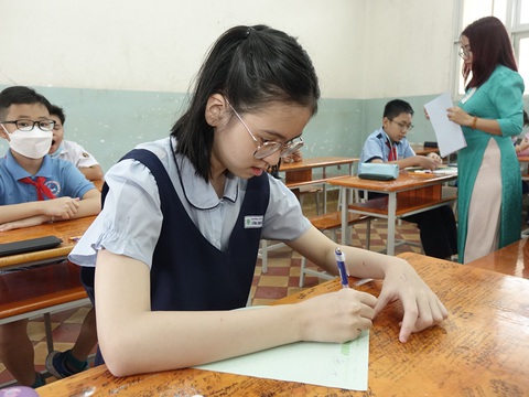 Thi vào lớp 6 ở TP.HCM: Thí sinh hớn hở vì đề văn "mở" hết cỡ - Ảnh 4. Thí sinh dự tuyển vào lớp 6 Trường THPT chuyên Trần Đại Nghĩa năm học 2023-2024 - Ảnh: NHƯ HÙNG
