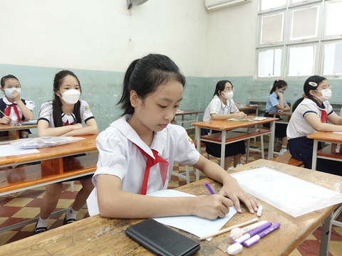 Gần 6000 học sinh dự khảo sát vào lớp 6 ở TP.HCM - Ảnh 3. Thí sinh chuẩn bị làm bài khảo sát vào lớp 6 tại điểm thi Trường THPT Ernst Thälman, quận 1 - Ảnh: NHƯ HÙNG