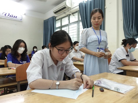 Bộ GD-ĐT lên tiếng về đáp án môn tiếng Anh thi tốt nghiệp - Ảnh 1. Thí sinh dự thi môn tiếng Anh tại điểm thi Trường THPT Nguyễn Du, quận 10, TP.HCM - Ảnh: NHƯ HÙNG