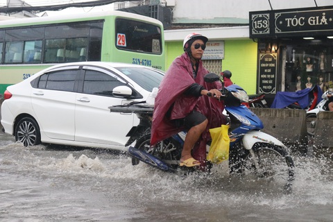 Thời tiết hôm nay 5-7: Vùng núi Bắc Bộ mưa rất to, Nam Bộ mưa rào - Ảnh 1. Hôm nay Nam Bộ thời tiết mưa rào chiều tối - Ảnh: HOÀNG BÁCH