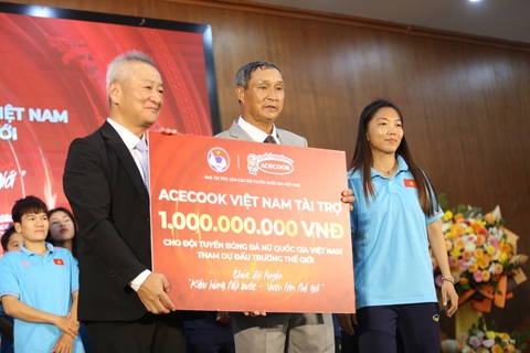 Cầu thủ nữ Việt Nam được tặng thêm 1 tỉ đồng và... gấu bông trước khi dự World Cup - Ảnh 1. Đội tuyển nữ Việt Nam nhận được thêm 1 tỉ đồng trước khi lên đường dự World Cup bóng đá nữ 2023 - Ảnh: ĐỨC KHUÊ