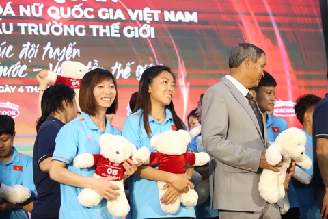 Cầu thủ nữ Việt Nam được tặng thêm 1 tỉ đồng và... gấu bông trước khi dự World Cup - Ảnh 4. Các cô gái tuyển Việt Nam nhận được những chú gấu bông có khắc tên mình trên đó - Ảnh: ĐỨC KHUÊ
