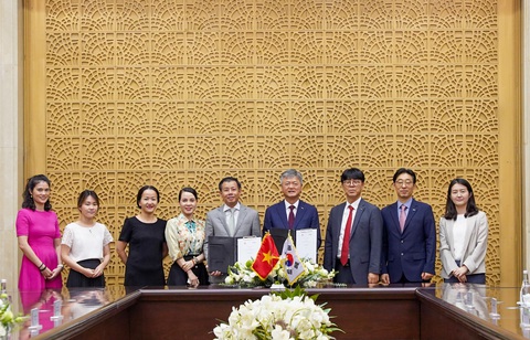 Đại diện Vingroup và K-Sure tại lễ ký kết. Ảnh: Đ.H Đại diện Vingroup và K-Sure tại lễ ký kết. Ảnh: Đ.H
