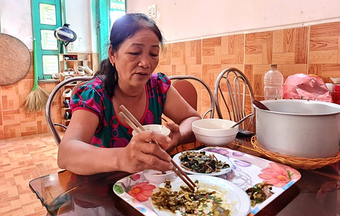 Đã nhiều năm, bà Lê Thị Mai không còn chồng và hai người con ngồi cùng mâm cơm ấm cúng như ngày xưa nữa - Ảnh: TRẦN MAI Đã nhiều năm, bà Lê Thị Mai không còn chồng và hai người con ngồi cùng mâm cơm ấm cúng như ngày xưa nữa - Ảnh: TRẦN MAI