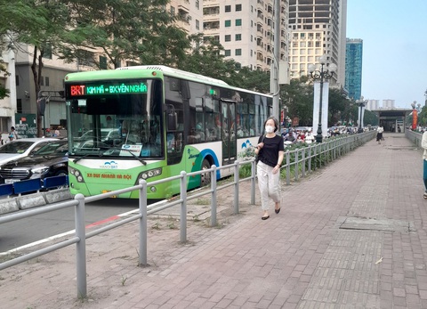 ‘Đi làm bằng xe buýt hàng ngày, tôi thấy ổn hơn sử dụng xe máy’ - Ảnh 1. "Xe buýt là một lựa chọn di chuyển đáng xem xét" - Ảnh minh họa: THANH LINH
