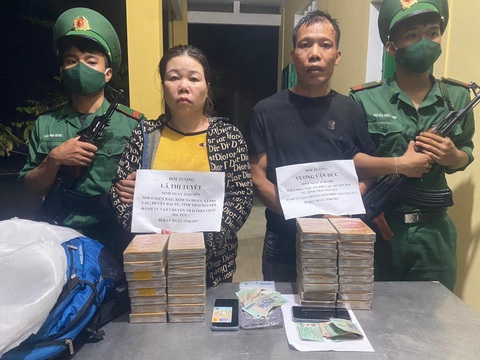Nhận 340 triệu để vận chuyển trái phép 34 bánh heroin về Việt Nam - Ảnh 1. Tuyết và Đức bị bắt với 34 bánh heroin - Ảnh: BỘ ĐỘI BIÊN PHÒNG CUNG CẤP