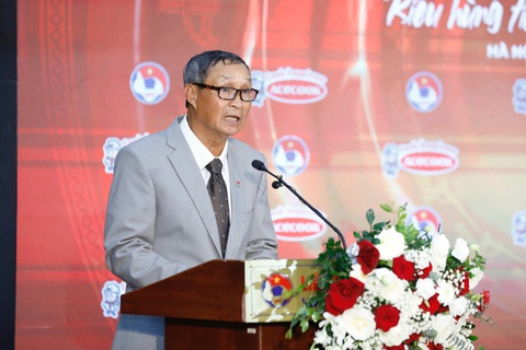 Cầu thủ nữ Việt Nam được tặng thêm 1 tỉ đồng và... gấu bông trước khi dự World Cup - Ảnh 3. HLV Mai Đức Chung phát biểu tại lễ xuất quân - Ảnh: ĐỨC KHUÊ