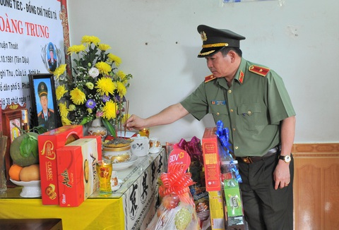 Thiếu tướng Đinh Văn Nơi thắp nhang tưởng nhớ tiếu tá Hoàng Trung - Ảnh: T.A. Thiếu tướng Đinh Văn Nơi thắp nhang tưởng nhớ thiếu tá Hoàng Trung - Ảnh: T.A.
