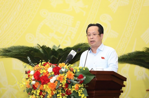Hà Nội thông qua mức thu học phí năm học mới, không còn chính sách hỗ trợ 50% học phí - Ảnh 1. Giám đốc Sở Giáo dục và Đào tạo Hà Nội Trần Thế Cương đọc tờ trình dự thảo nghị quyết quy định mức thu học phí đối với các cơ sở giáo dục mầm non, giáo dục phổ thông công lập năm học 2023 - 2024 - Ảnh: HĐND TP