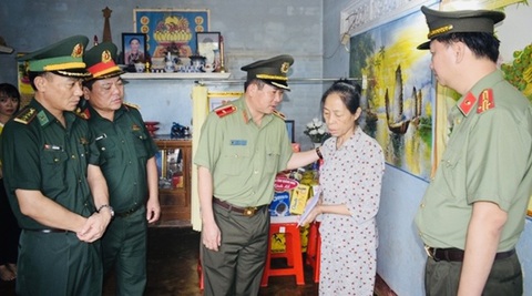 Tướng Nơi chia sẻ, động viên mẹ của liệt sĩ, thiếu tá Trần Quốc Thắng - T.A. Thiếu tướng Đinh Văn Nơi chia sẻ, động viên mẹ của liệt sĩ, thiếu tá Trần Quốc Thắng - Ảnh: T.A.